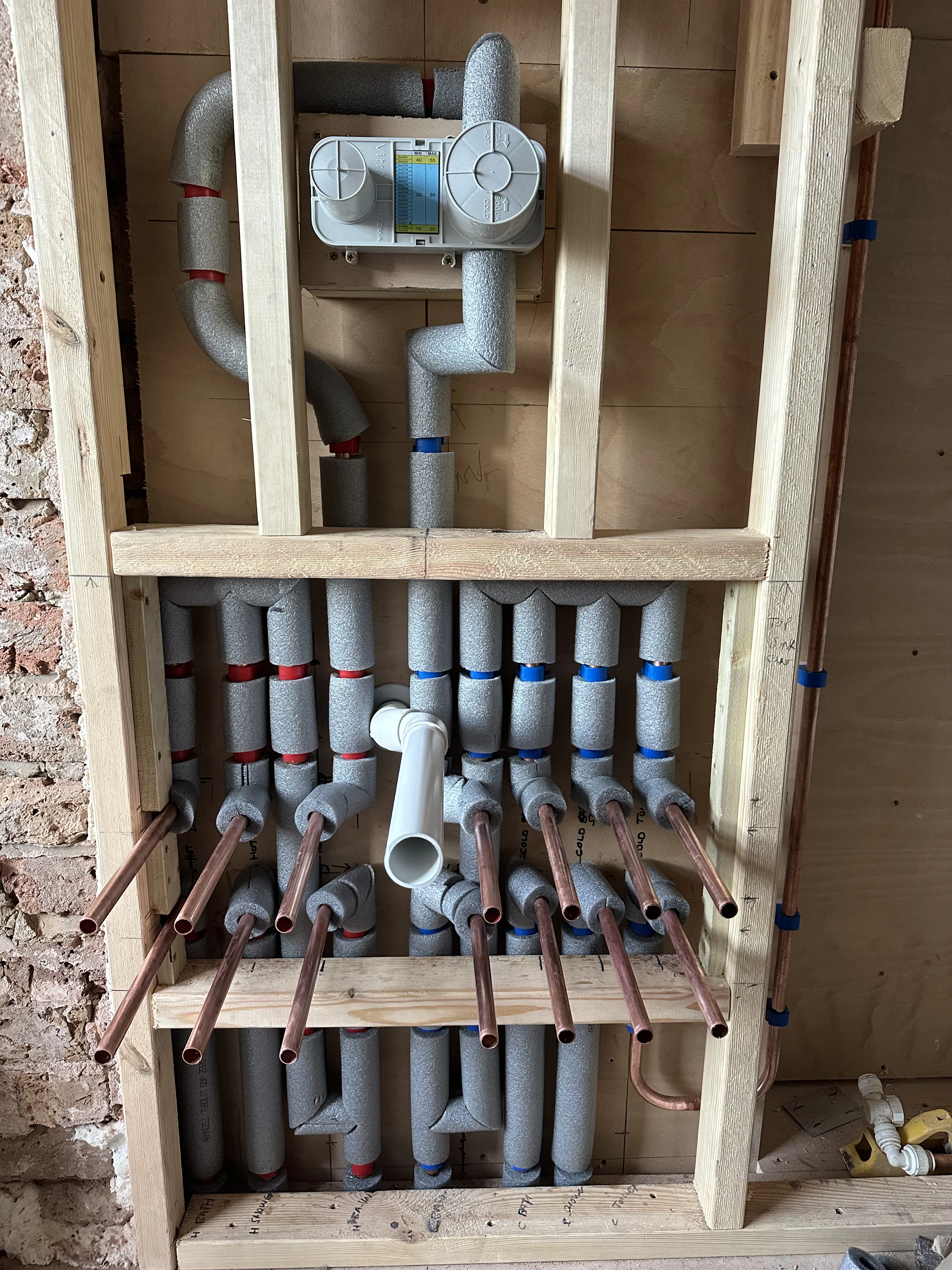 Underfloor heating manifold and pipework first fix